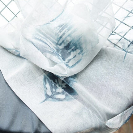 Tunn gardin med blått lövmönster