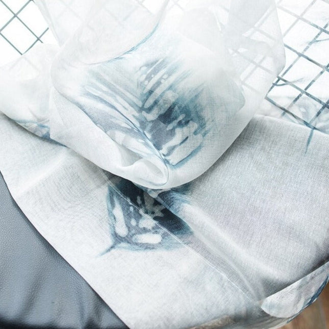 Tunn gardin med blått lövmönster