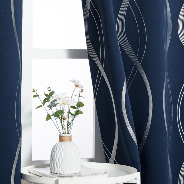 Blå mörkläggningsgardin med vågigt silvermönster
