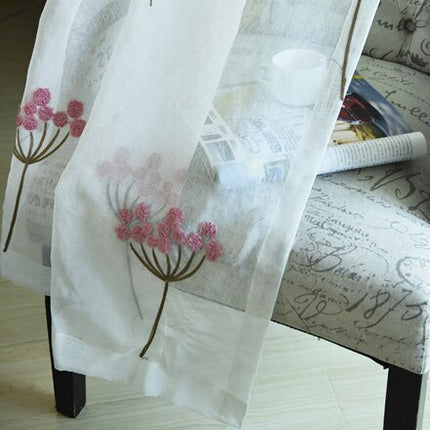 Tunn gardin med dammrosa broderade blommor