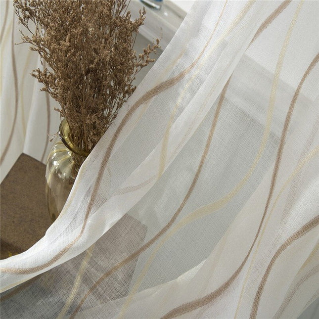 Tunn gardin med vertikalt vågmönster