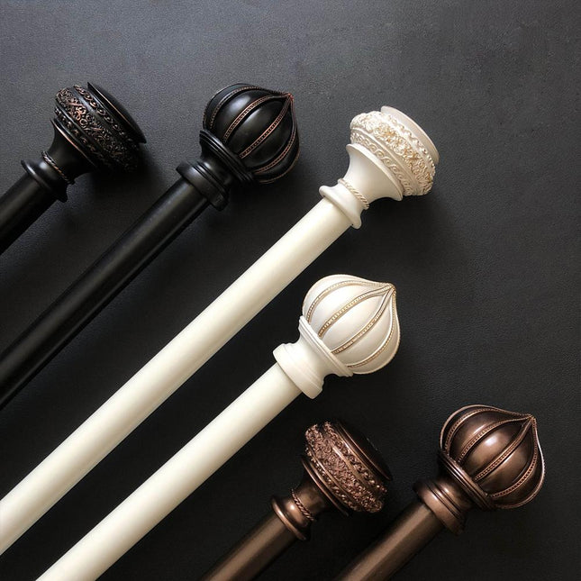 Beige tunn gardin med broderat naturmotiv