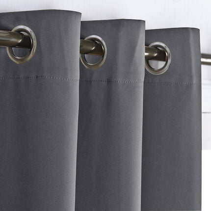 Enfärgad mörkläggningsgardin med moderna öljetter