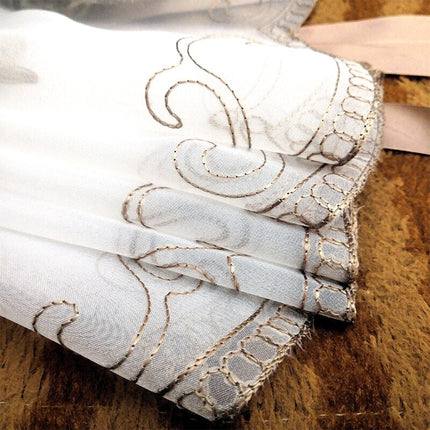 Tunn hissgardin med broderat mönster