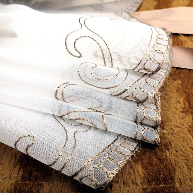 Tunn hissgardin med broderat mönster