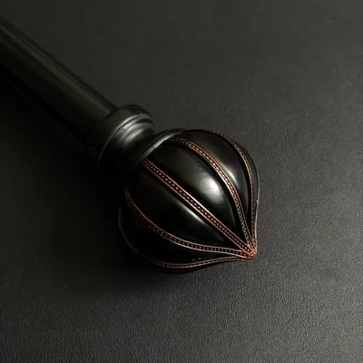 Beige tunn gardin med broderat naturmotiv