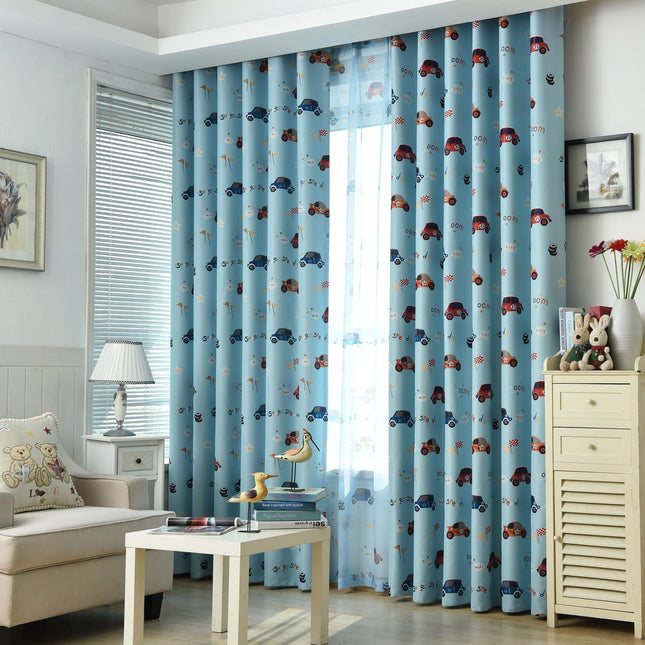 Blå mörkläggningsgardin för barnrum med bilar