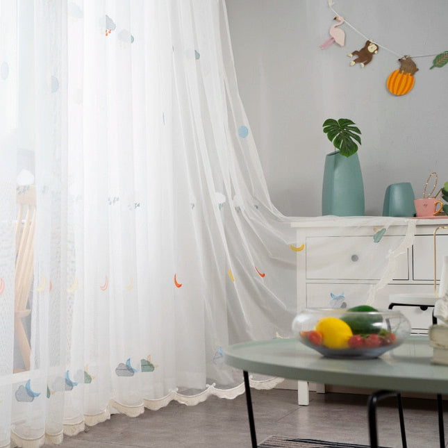 Broderad tunn gardin för barnrummet