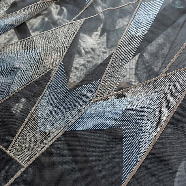 Tunn gardin med broderat mönster