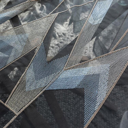 Tunn gardin med broderat mönster