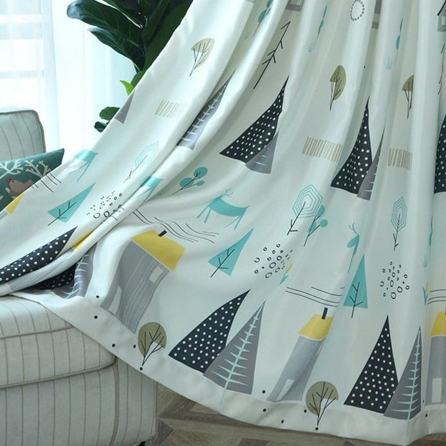 Mörkläggningsgardin barnrum med skogsmotiv