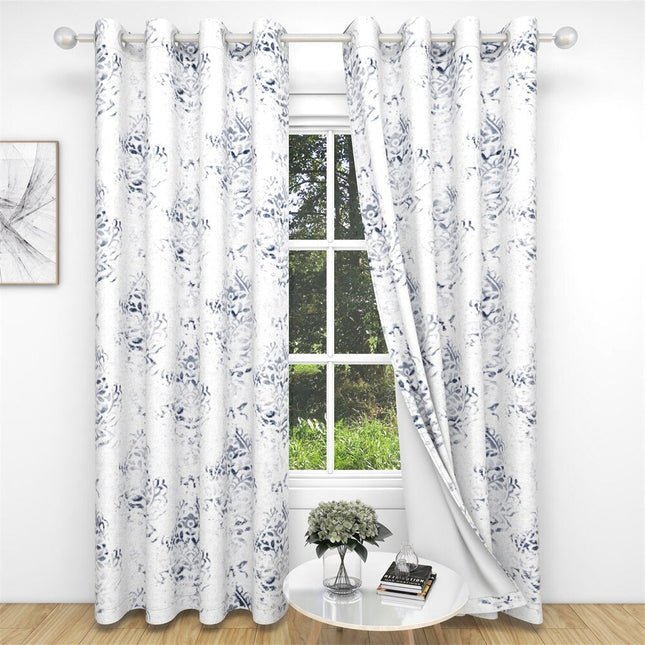 Ljus gardin med elegant blått mönster.