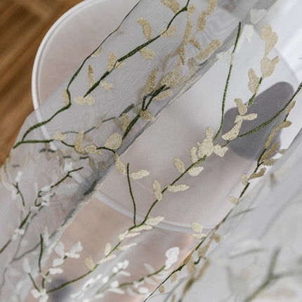 Skir gardin med broderat grenmönster