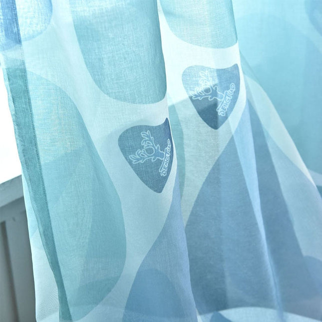 Blå tunn gardin med renar