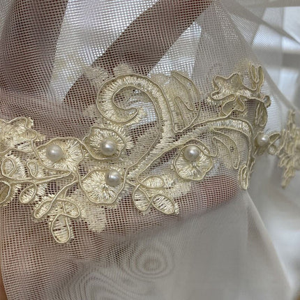 Lyxig tunn gardin med guldbrodyr