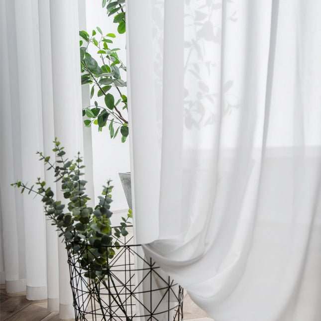 Enkel vit tunn gardin för vardagsrum