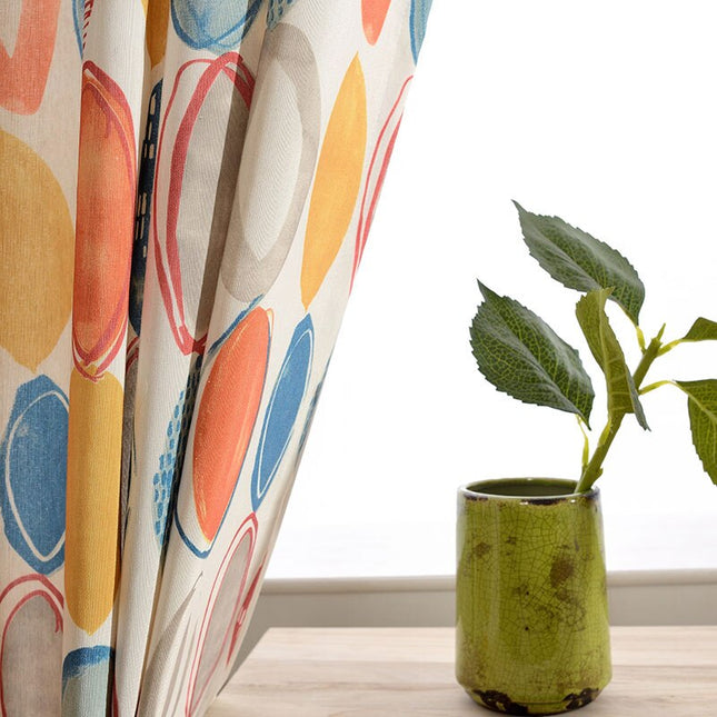 Färgglad gardin med abstrakt modernt mönster.