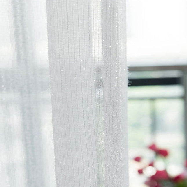 Vit tunn gardin med glittertrådar