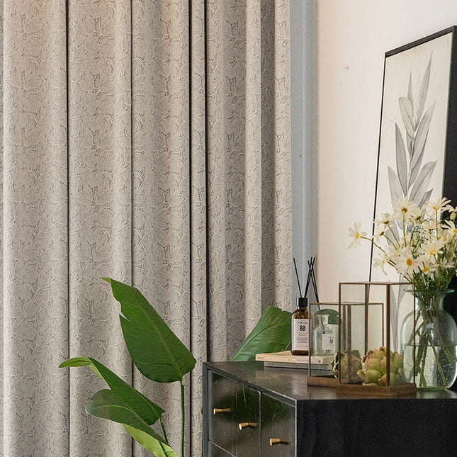 Off-white mörkläggningsgardin med strukturmönster