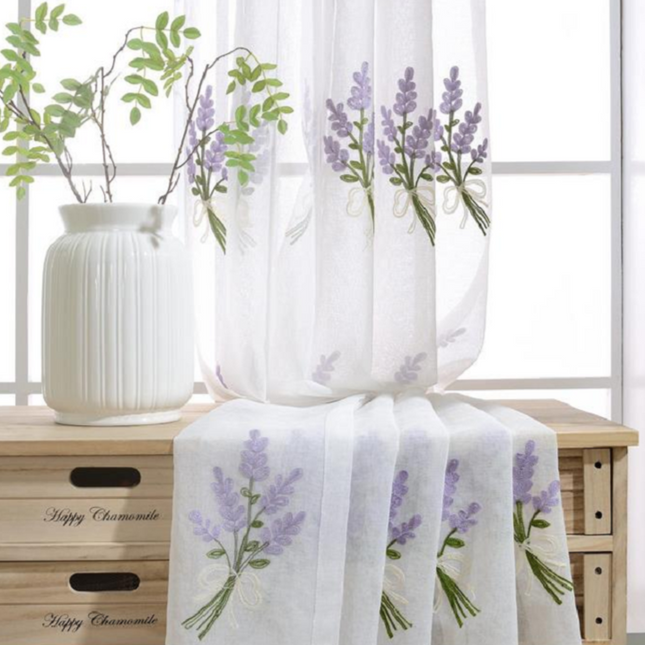 Tunn gardin med broderad lavendel