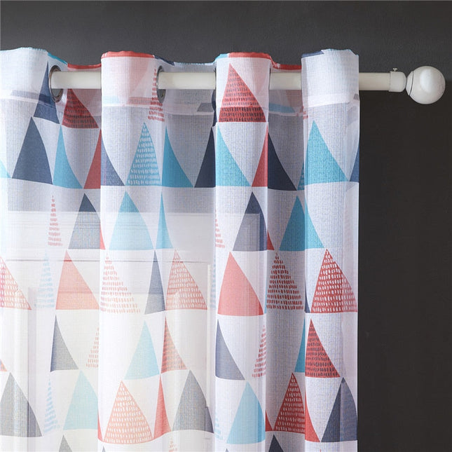 Tunn gardin med geometriskt rött mönster