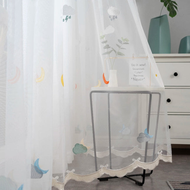 Broderad tunn gardin för barnrummet