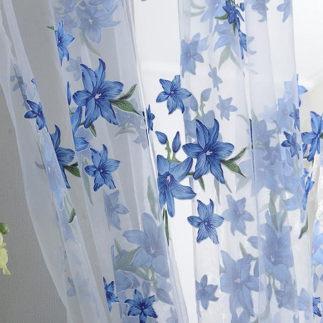 Tunn gardin med vackra broderade blommor