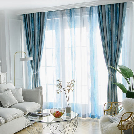 Tunn gardin med guldfärgade linjer