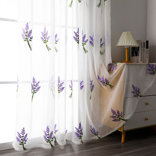 Tunn gardin med broderad lavendel
