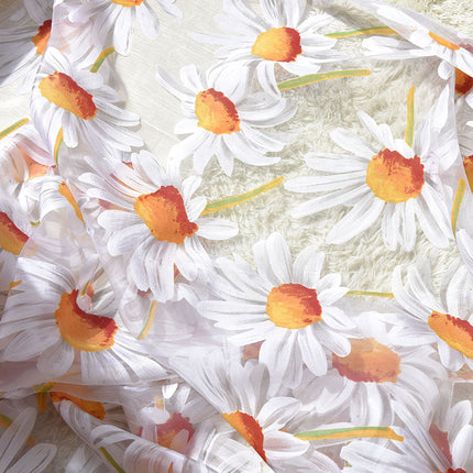 Tunn gardin med mönster av prästkragar