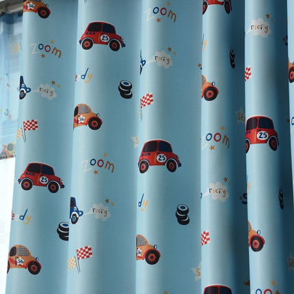 Blå mörkläggningsgardin för barnrum med bilar