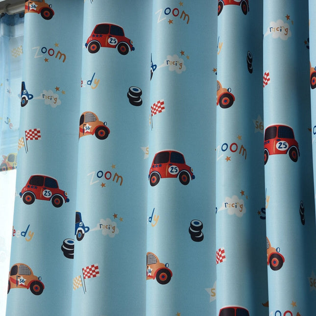 Blå mörkläggningsgardin för barnrum med bilar