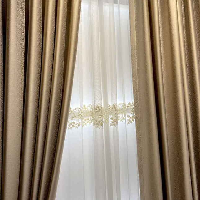 Lyxig tunn gardin med guldbrodyr