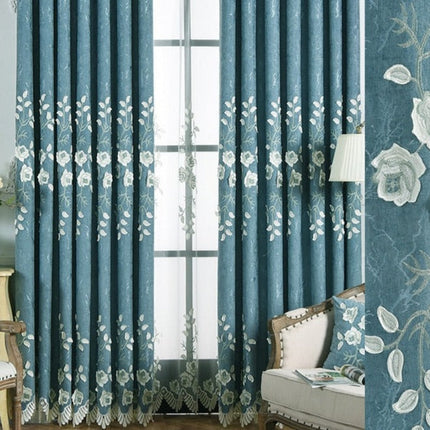 Blå gardin med vita broderade blommor