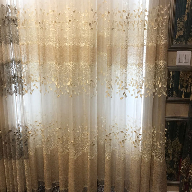 Tunn gardin med guldiga broderade löv