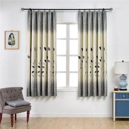 Mönstrad gardin med moderna blad