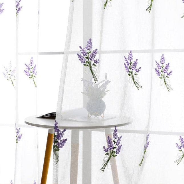 Tunn gardin med broderad lavendel
