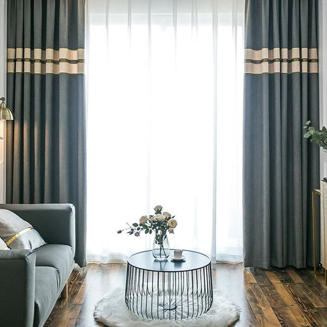 Grå gardin med dekorativ rand