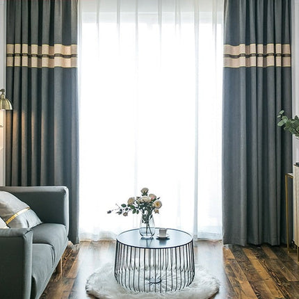 Grå gardin med dekorativ rand