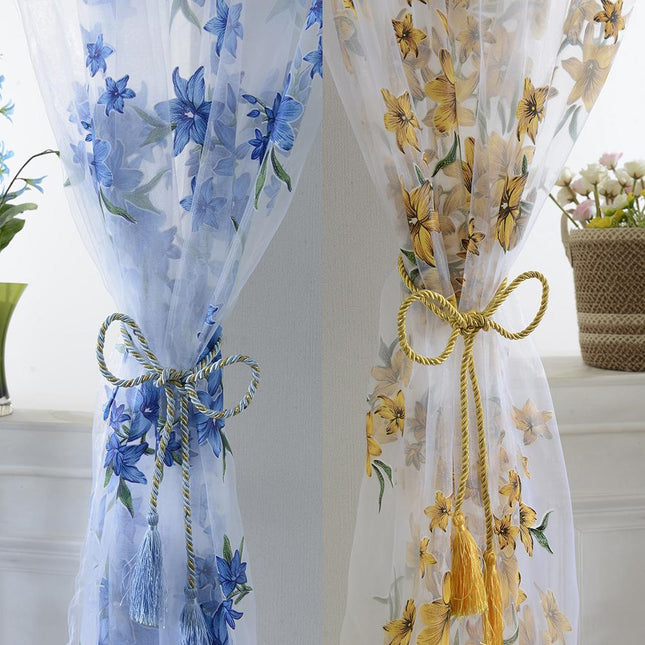 Tunn gardin med vackra broderade blommor