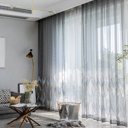 Tunn gardin med broderat mönster