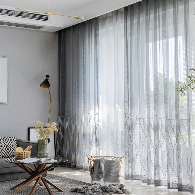 Tunn gardin med broderat mönster