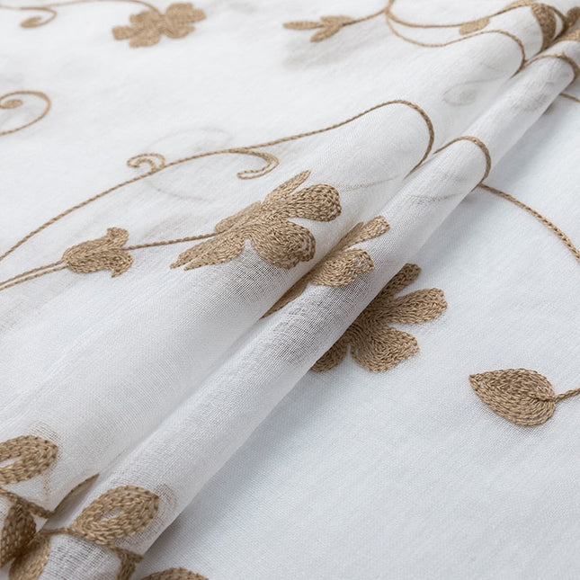 Tunn gardin med broderade blomrankor