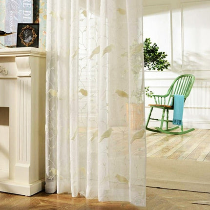 Tunn gardin med fåglar på kvist