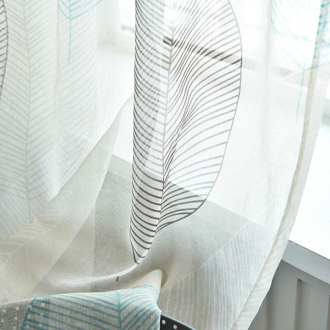 Tunn gardin med stilrent lövmönster
