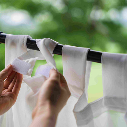 Utomhusgardin med breda hällor