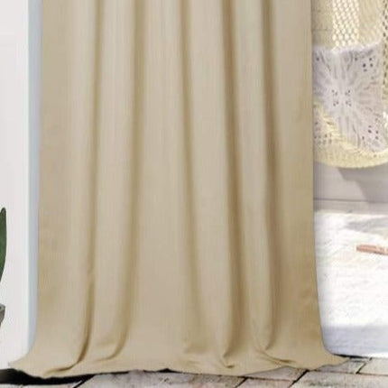 Beige utomhusgardin som insynsskydd
