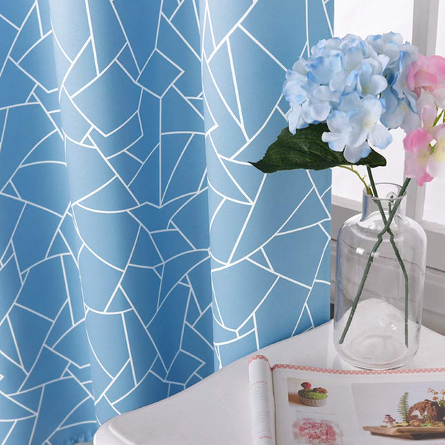 Mörkläggningsgardin med modernt geometriskt mönster