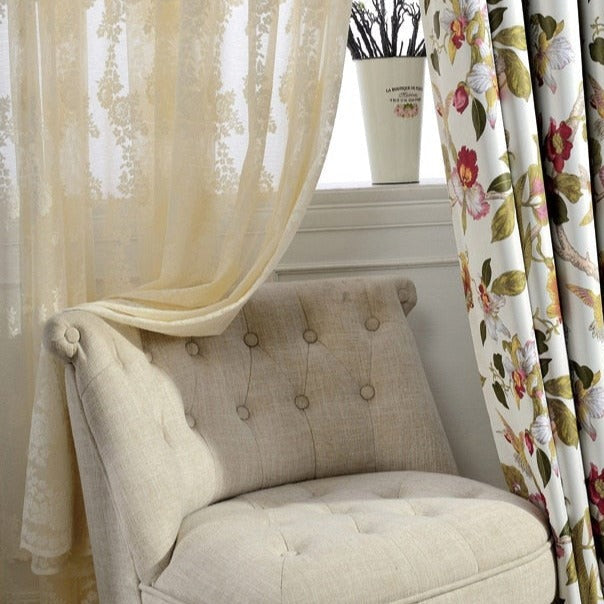 Klassisk tunn gardin med damastmönster