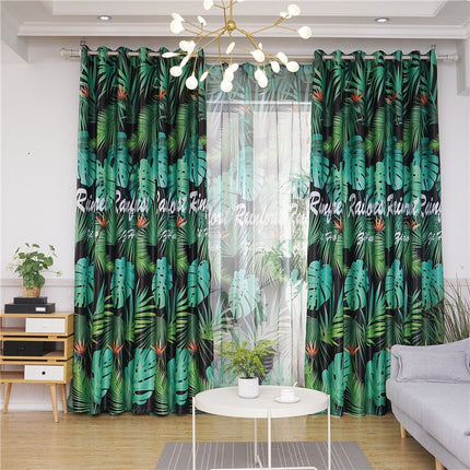 Mörkläggningsgardin med mörkt tropiskt mönster.